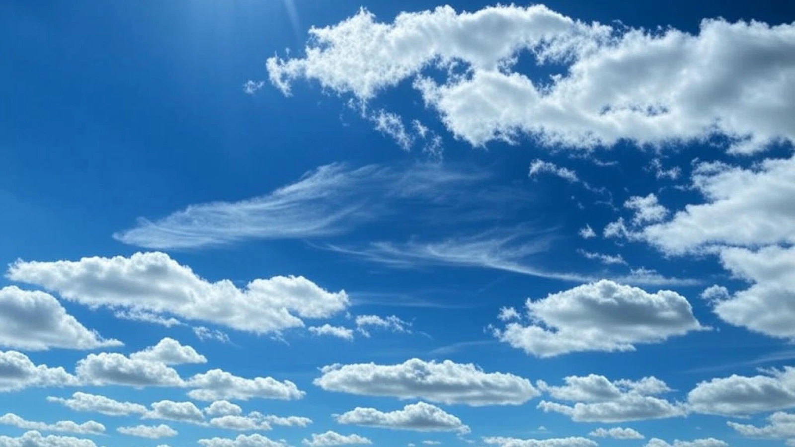 Mengapa Langit Berwarna Biru: Fenomena Pencaran Cahaya