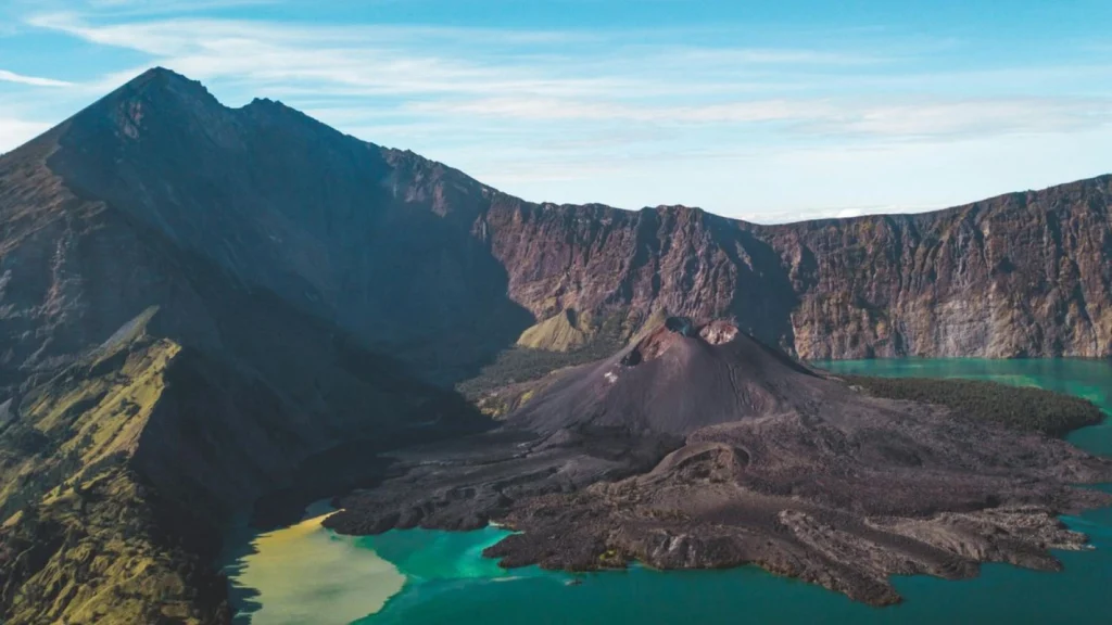 Wisatawan Swiss Terjatuh Saat Mendaki Gunung Rinjani, Tim SAR Lakukan Evakuasi