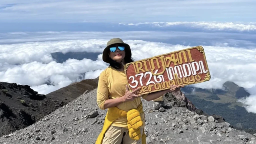 Atiek CB Raih Puncak Gunung Rinjani dan Inspirasi Baru untuk Berkarya